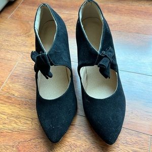 Black bow heels